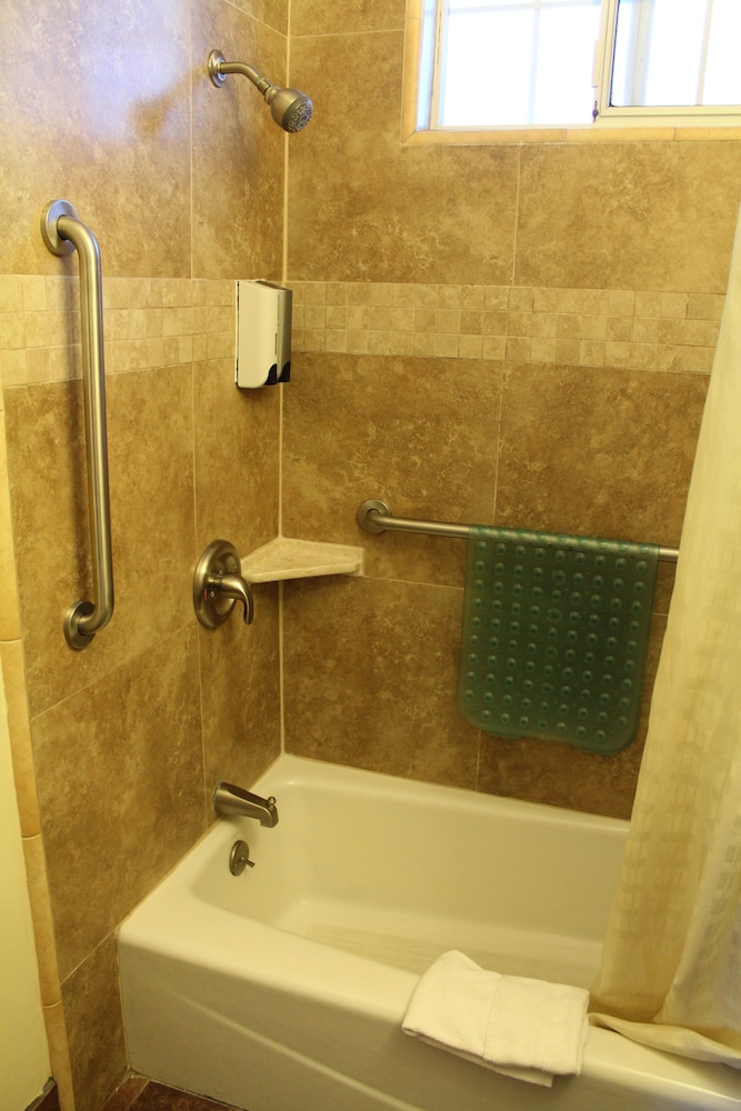 Riverside Inn & Suites Santa Cruz 45/56
