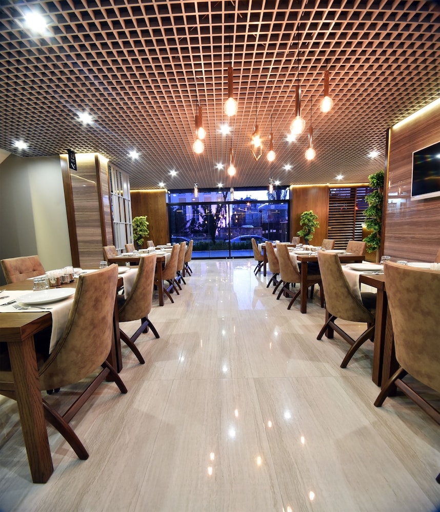 The Elegant Hotel 36/50