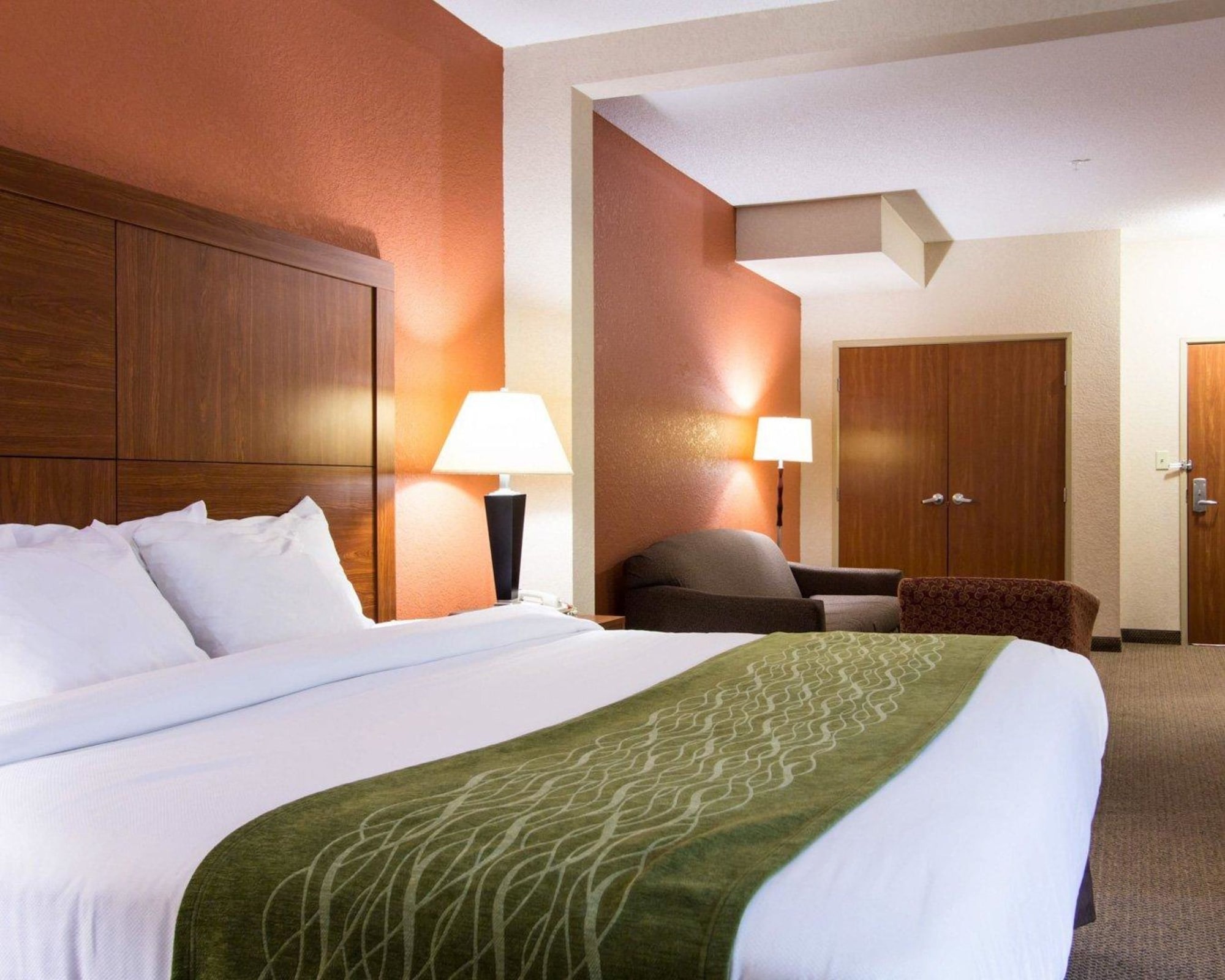 SUITE, KING BED, ACCESSIBLE