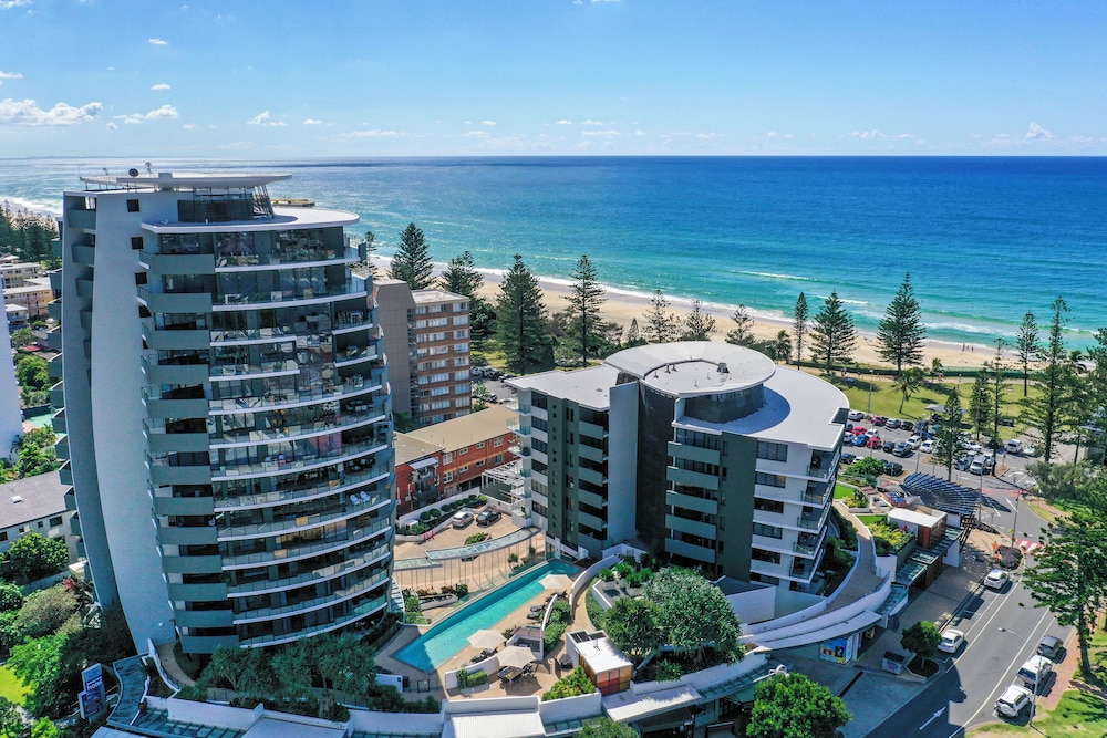 Ambience on Burleigh Beach photo1