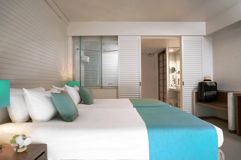 Classic, Twin Beds, Beach View, Middle Floor