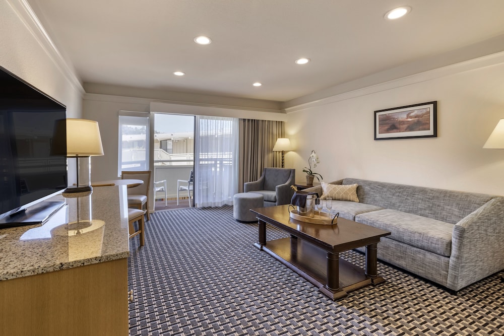 The Lodge At Tiburon 34/66