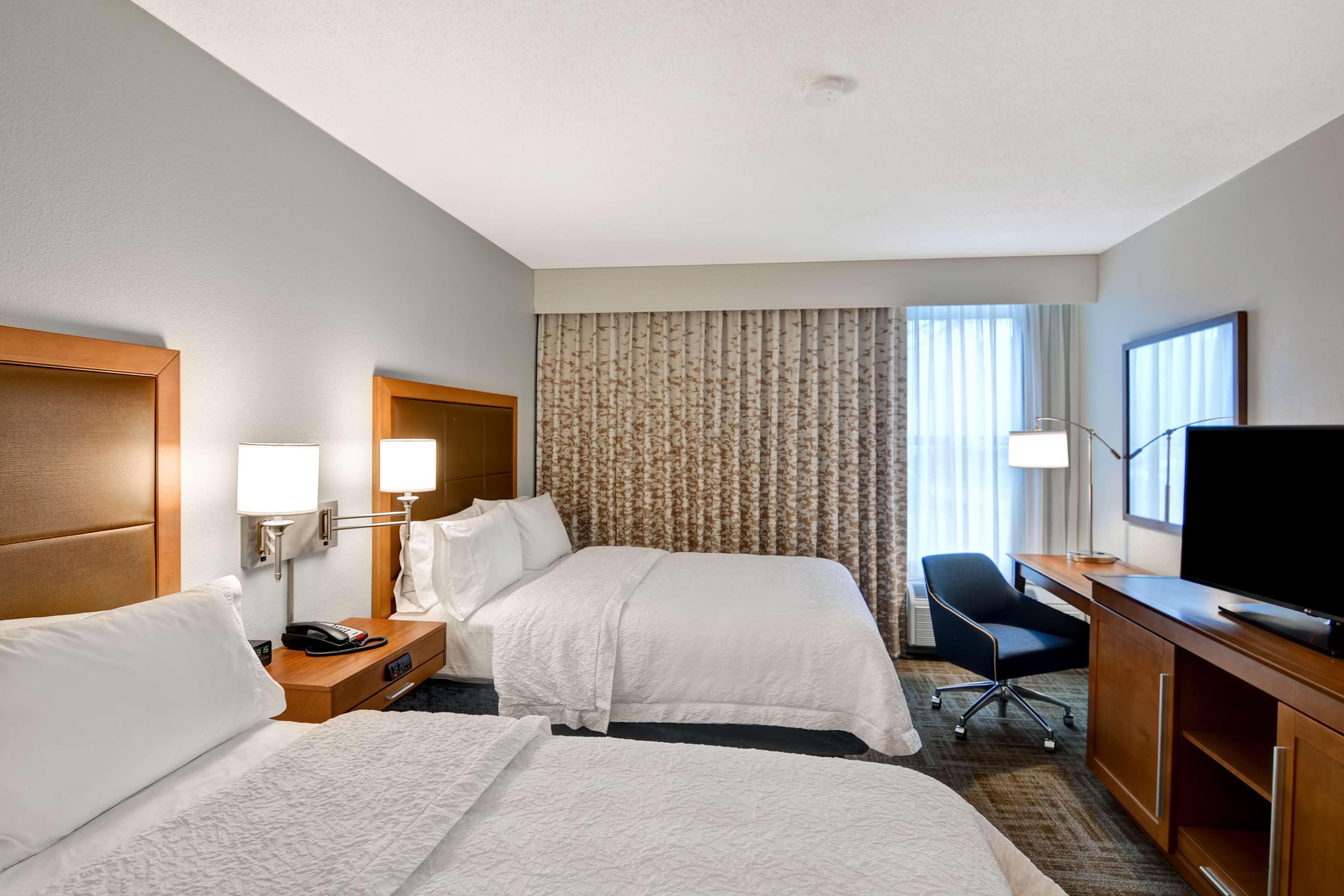 غرفة بسريرين مزدوجين