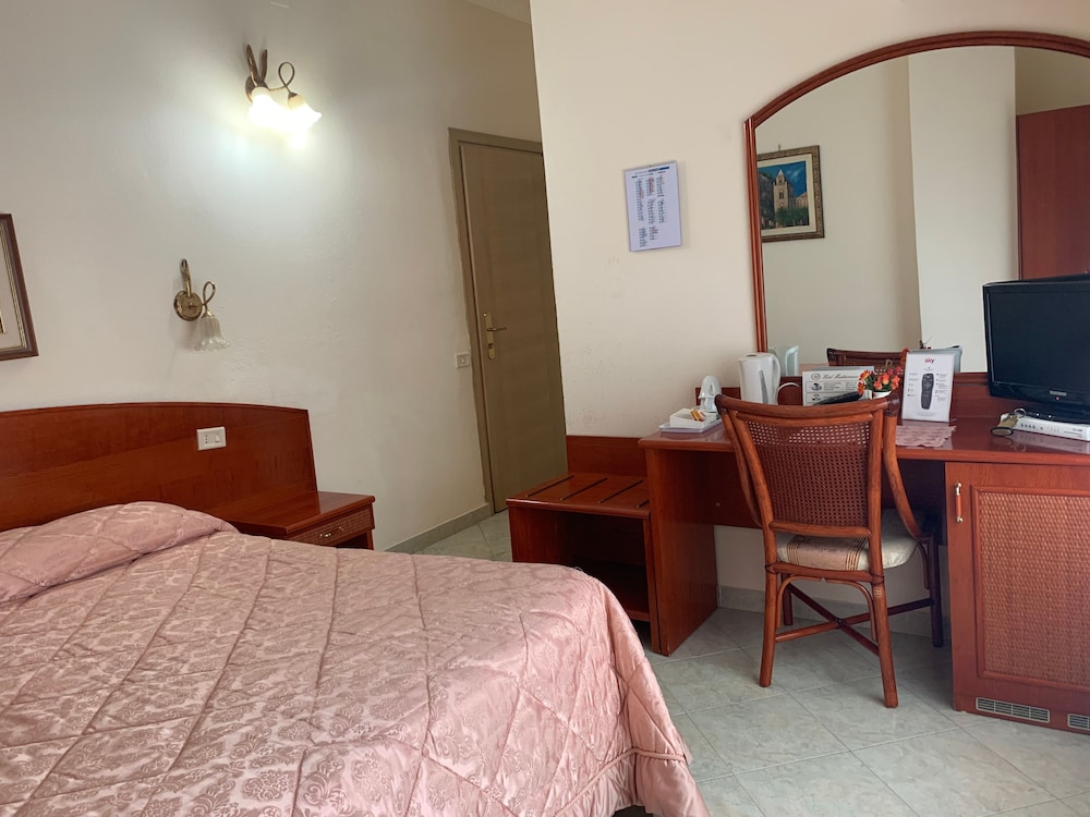 ROOM, SINGLE