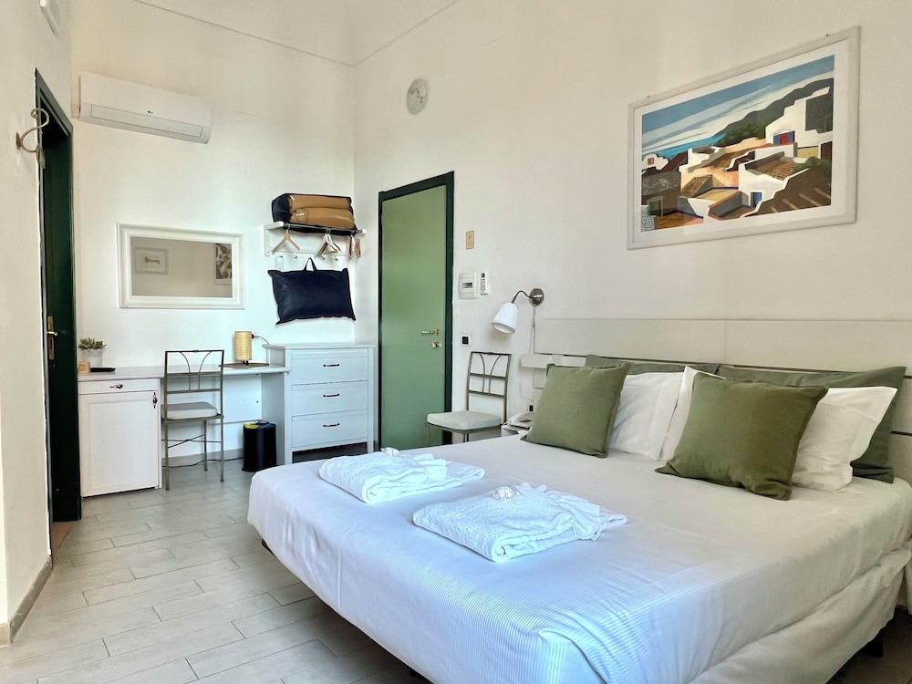 ROOM, DOUBLE OR TWIN BED, BALCONY