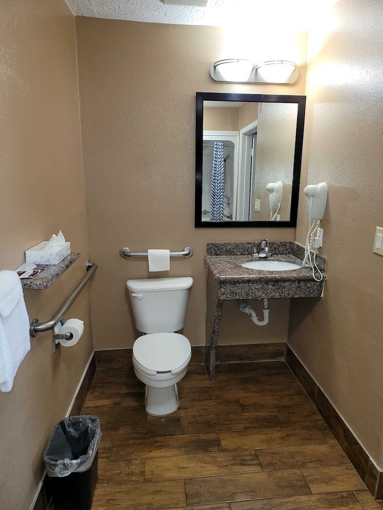 Texas Inn & Suites Raymondville 54/55