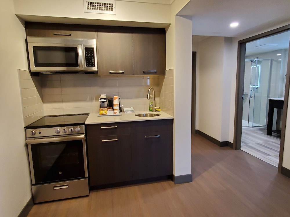 Super 8 by Wyndham Macleod Trail Calgary 7/60