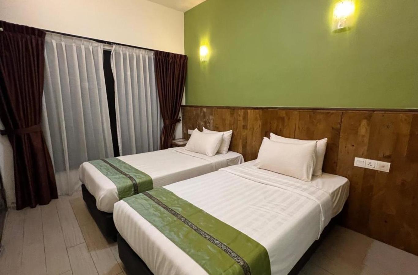 Classic, Deluxe, Twin Beds, No Window