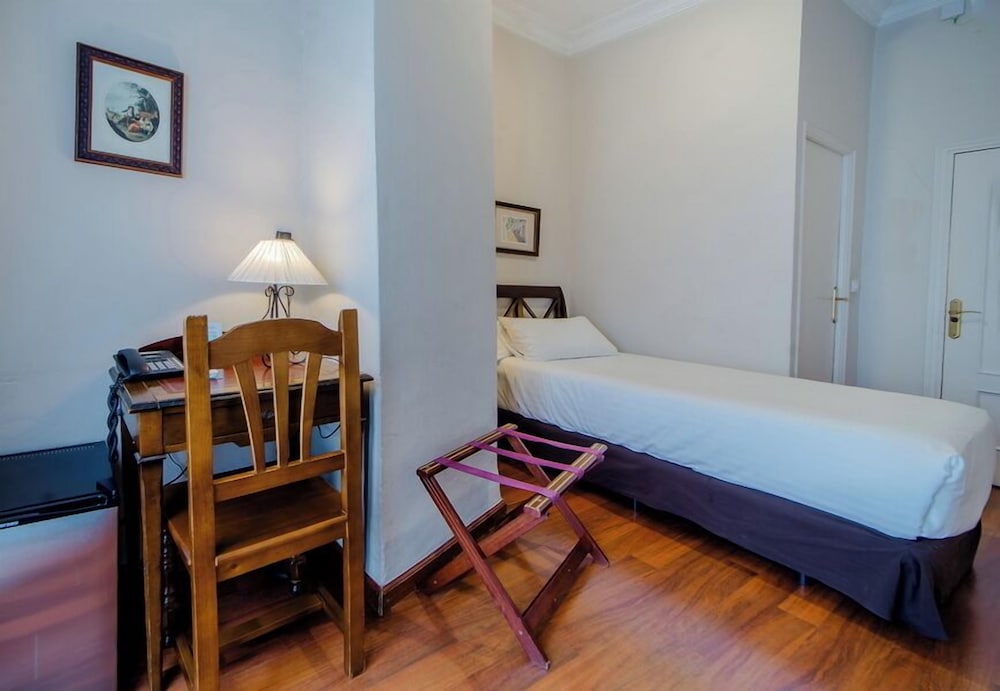 ROOM, SINGLE