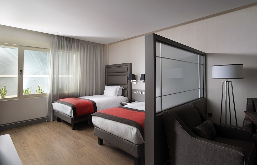 Holiday Suites 12/34