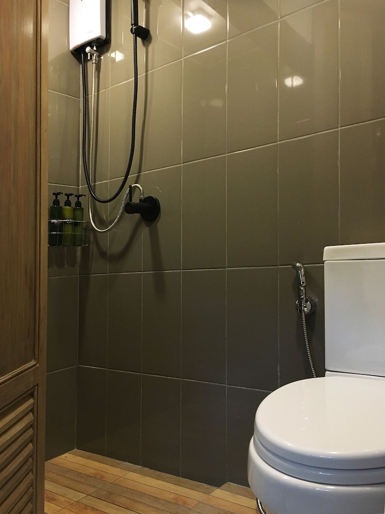 ROOM, TRIPLE, SHARED BATHROOM