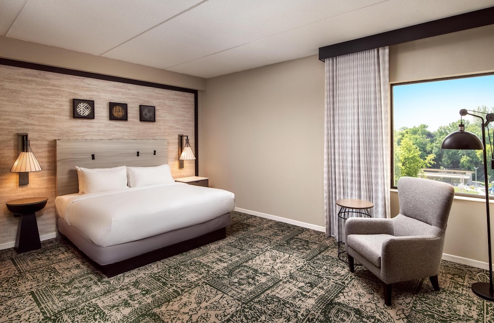 Junior Suite, King Bed, Jetted Tub