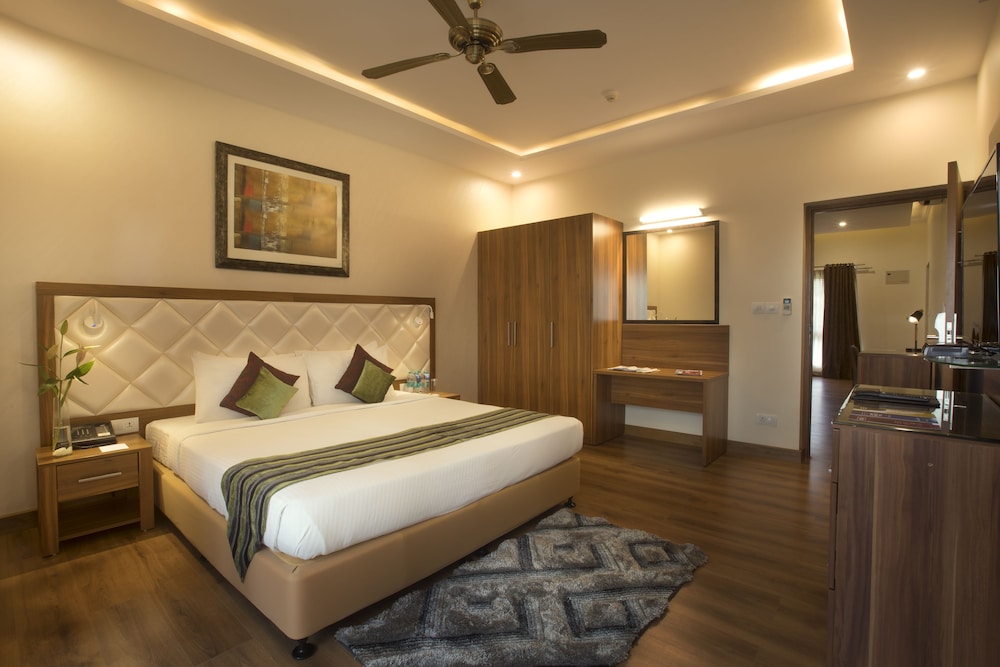 Clarks Exotica Convention Resort Spa 15/70