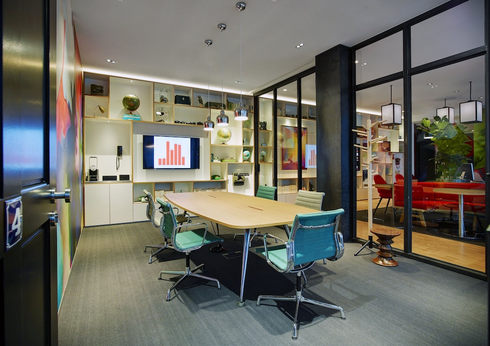 CITIZENM SCHIPHOL AIRPORT HOTEL 39/53