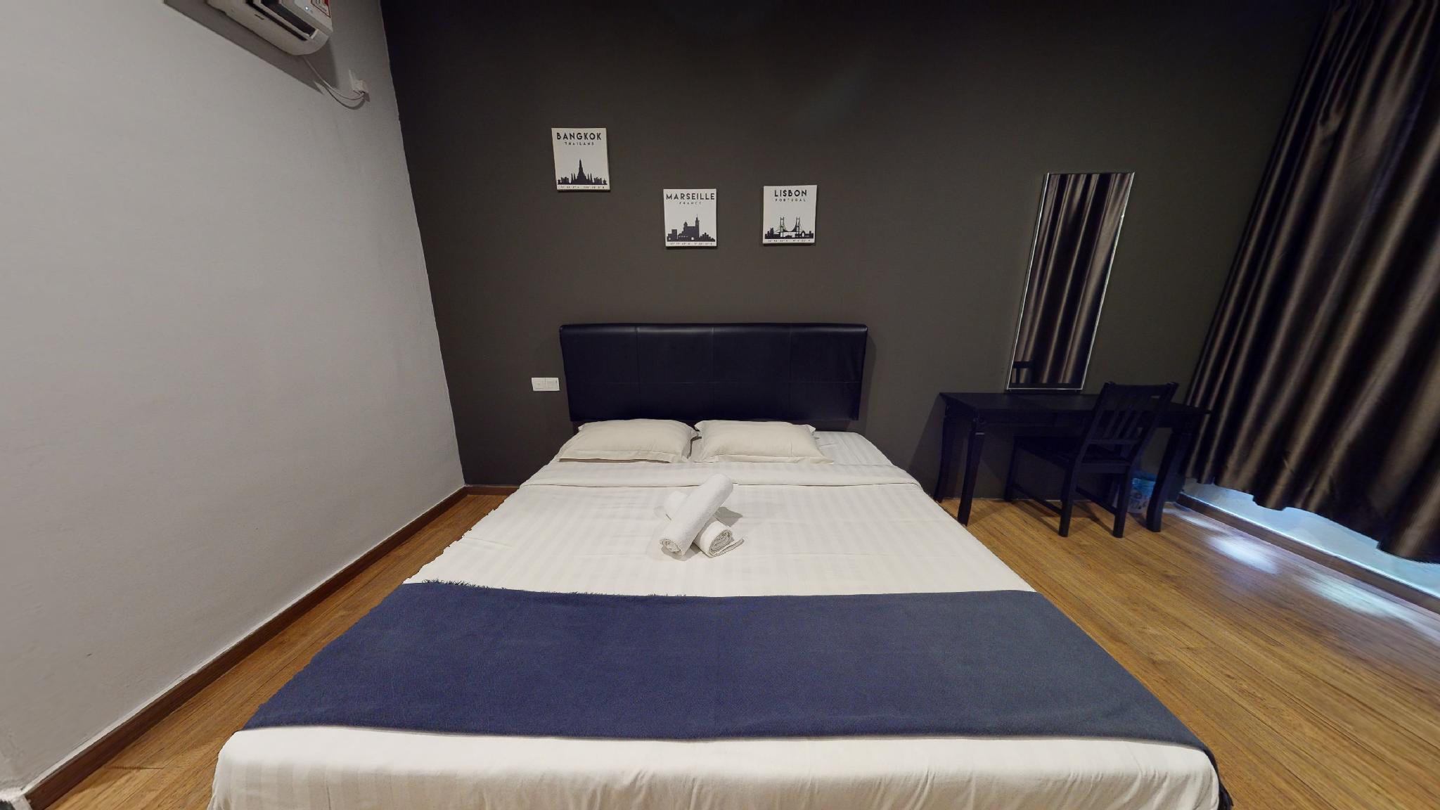 Room, King Bed, No Window