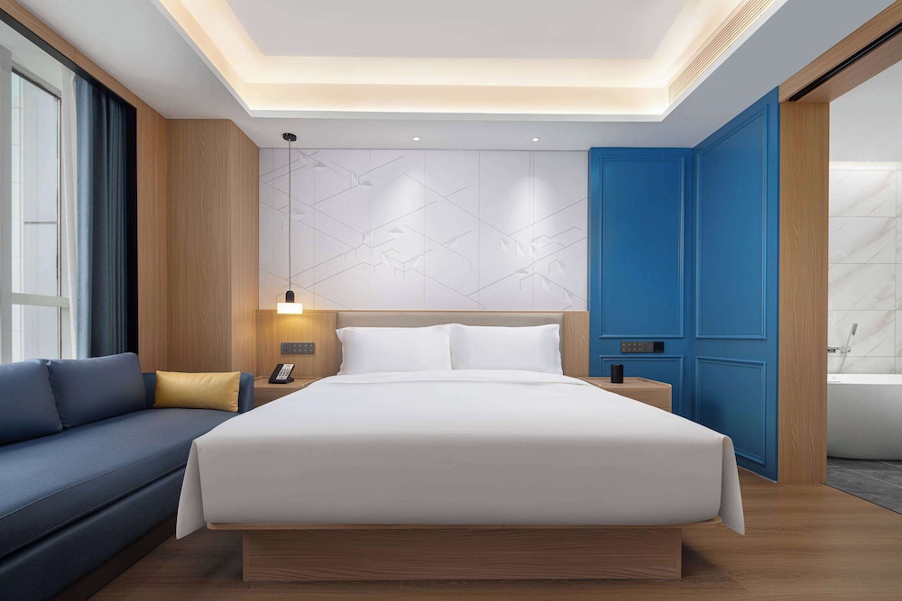 SUITE, KING BED