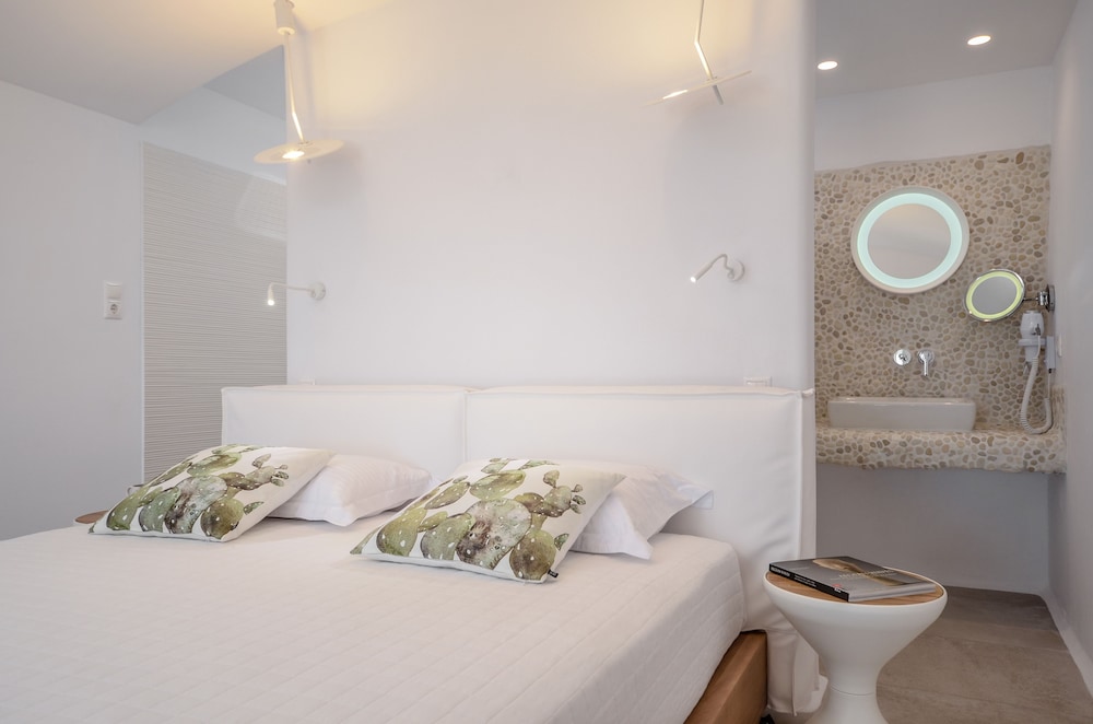 Cyano Suites 8/25