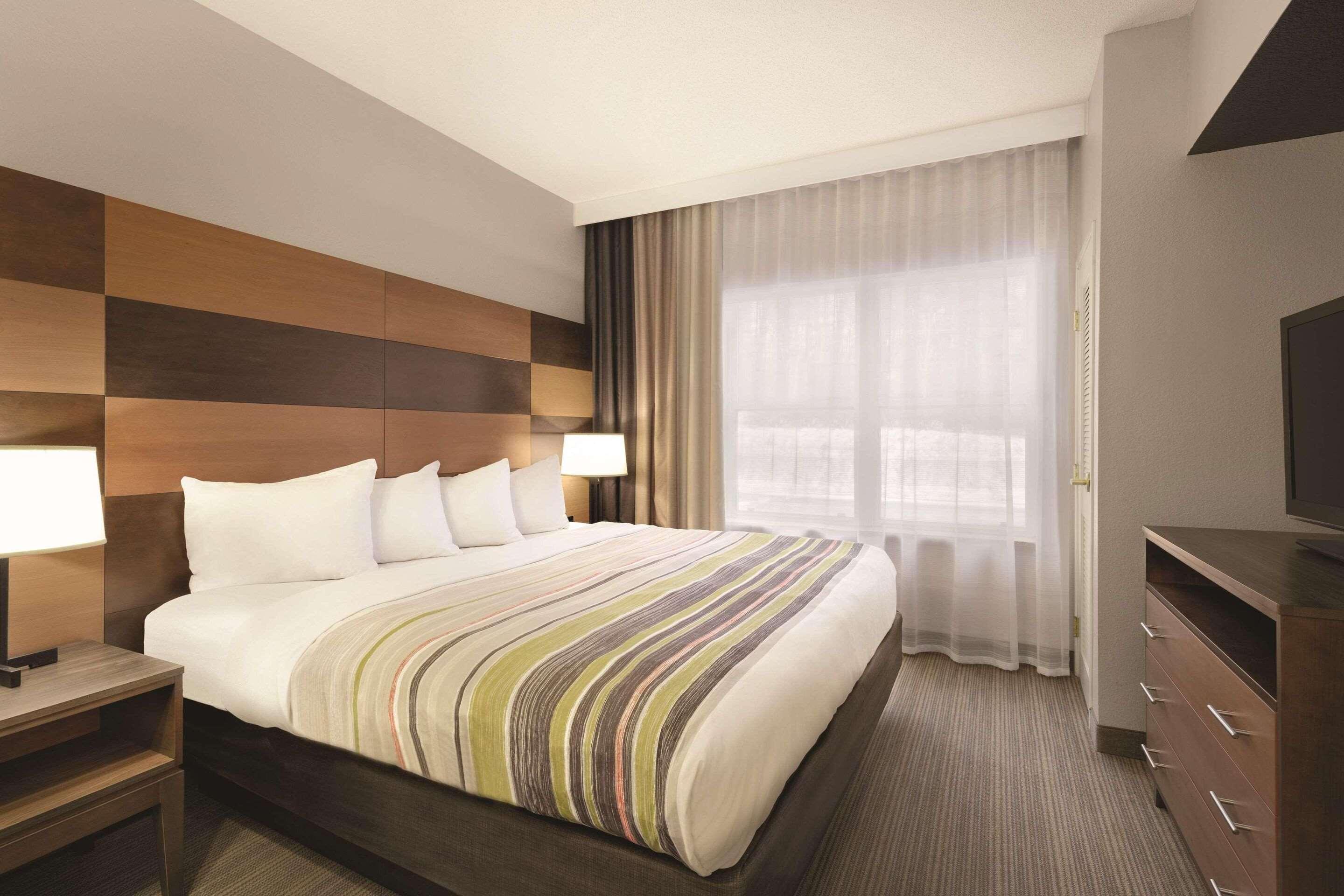 Suite, King Bed, Accessible
