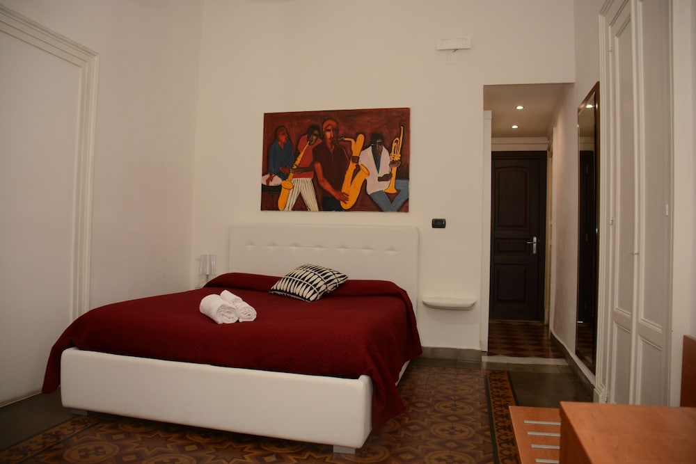 ROOM, TRIPLE, 1 DOUBLE AND 1 SINGLE BED