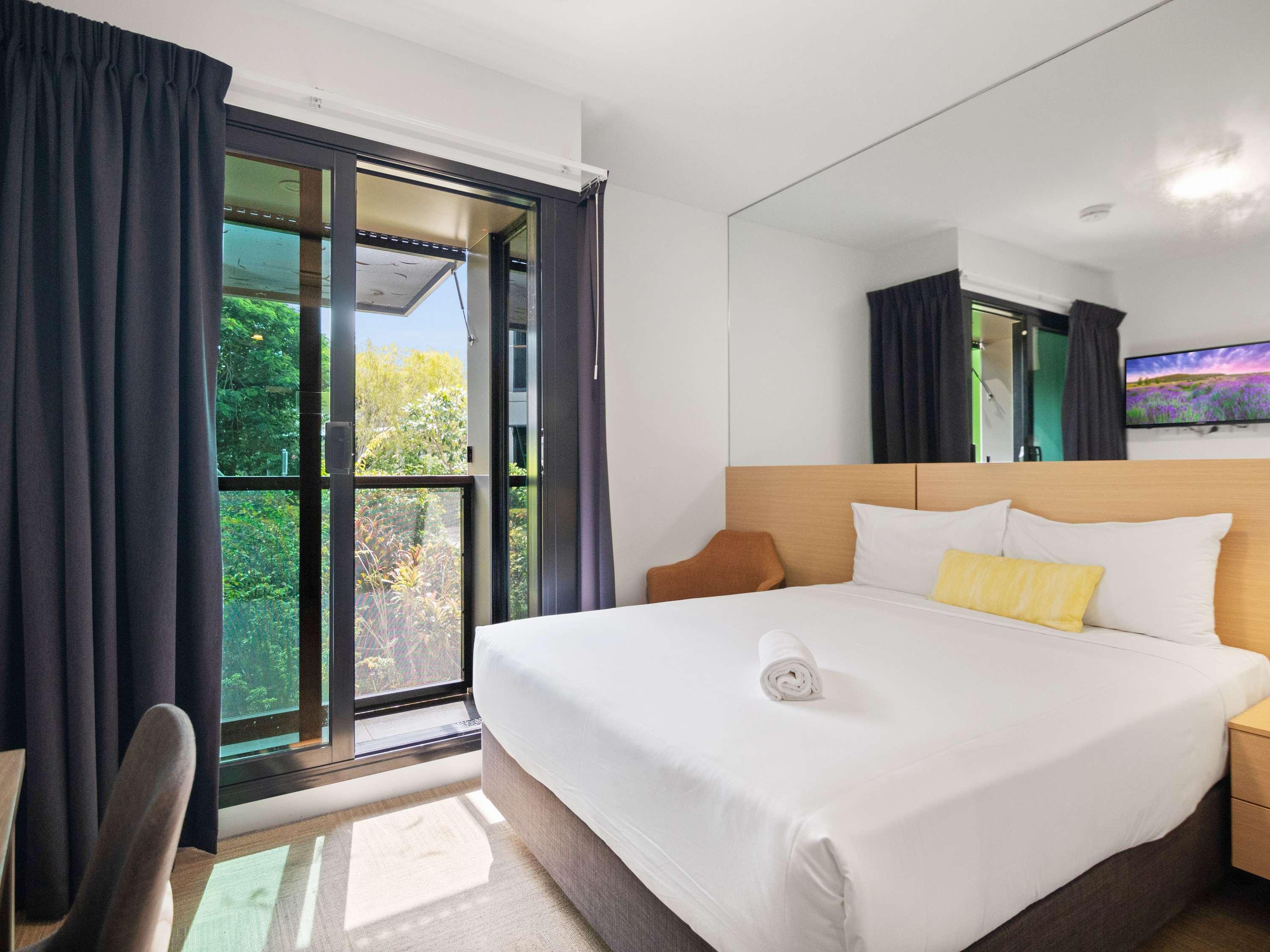 غرفة بسرير كوين
