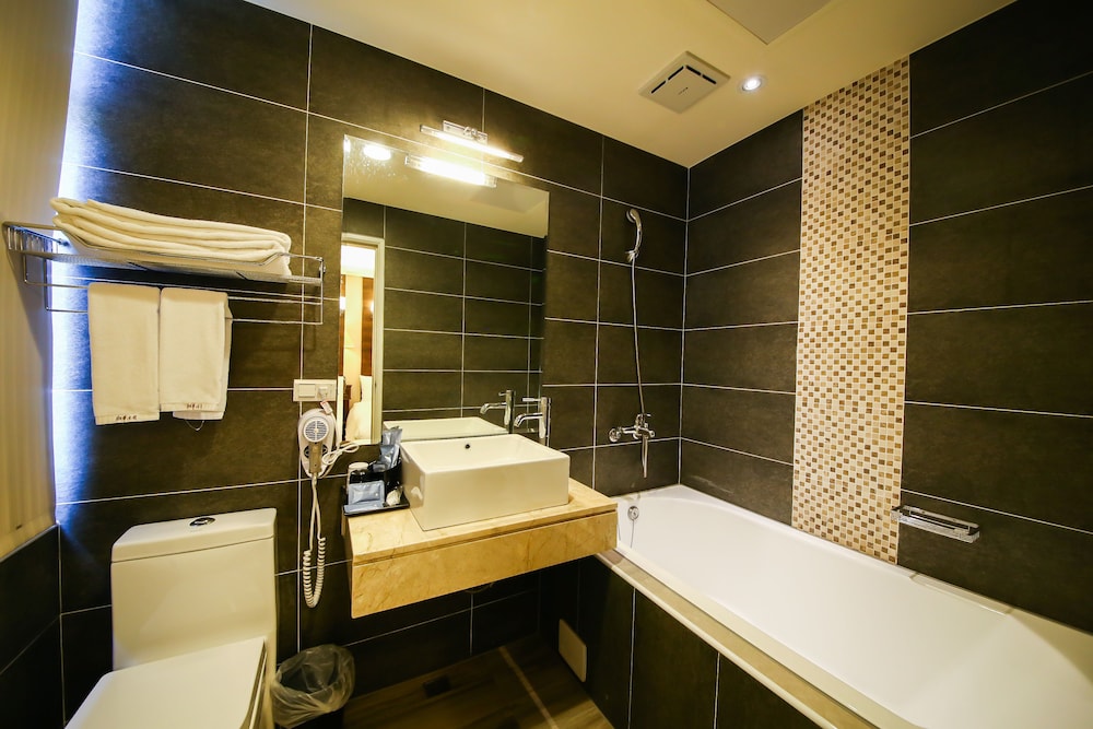 Maple Hotel 32/65