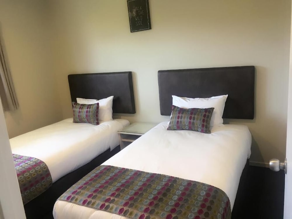 Ellerslie Palms Motel 14/68