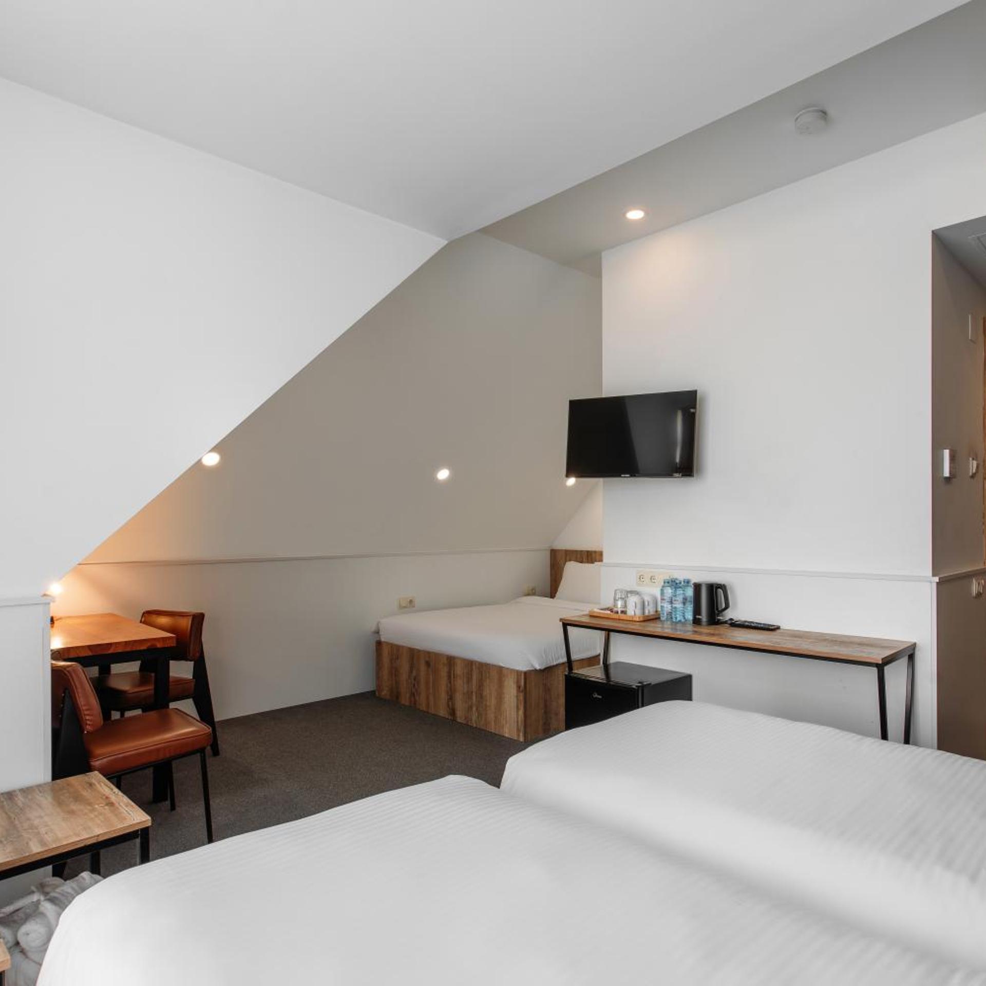 ROOM, QUADRUPLE