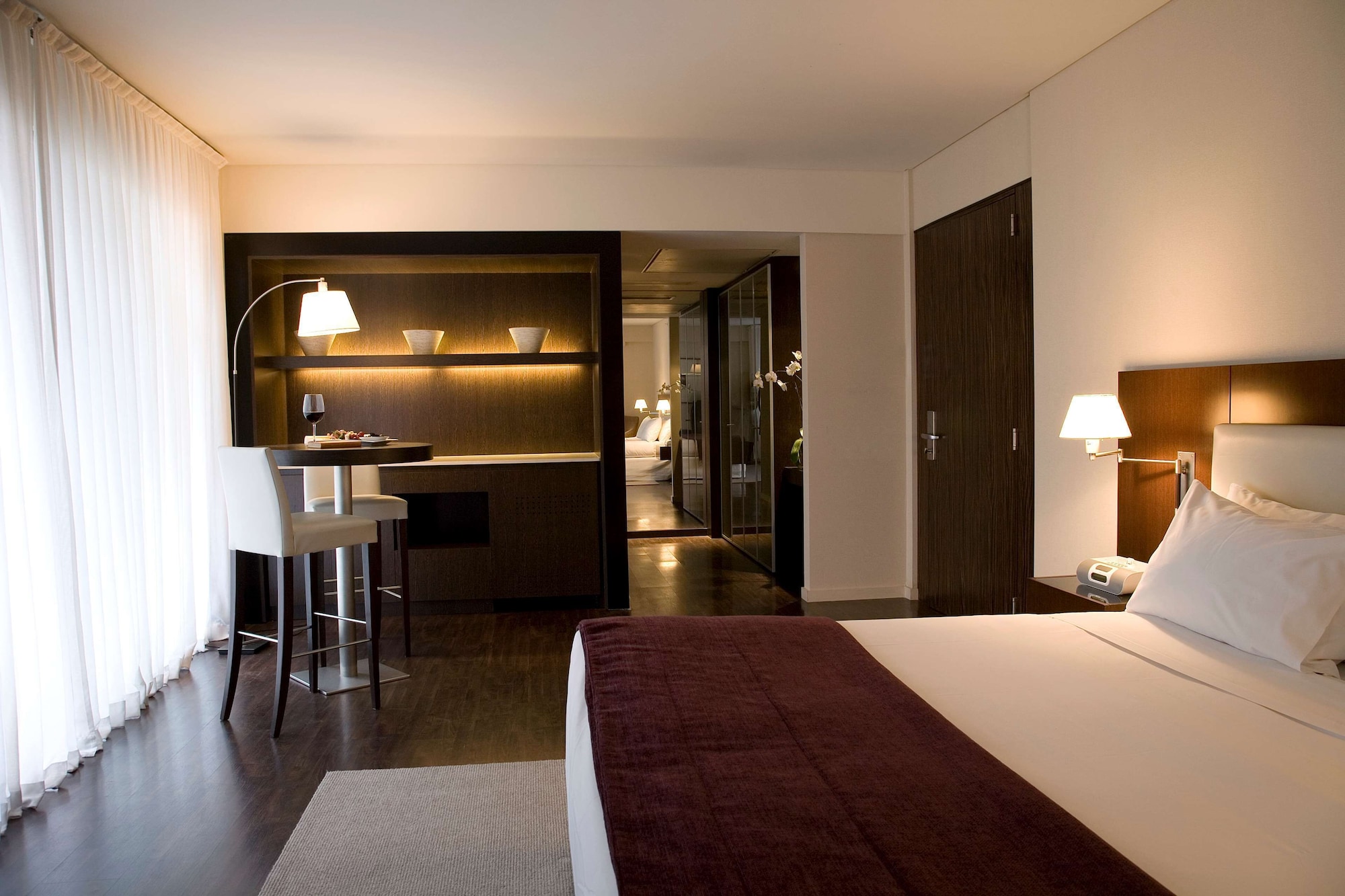 ROOM, CORNER