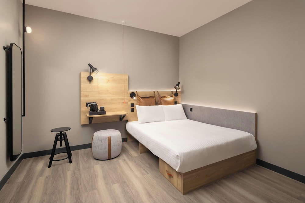 Room, Queen Bed, No Window