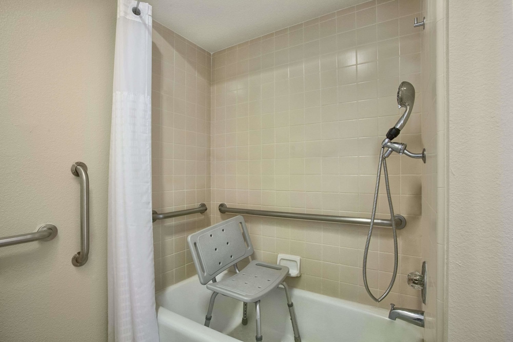 Red Lion Inn & Suites Lemoore 6/18