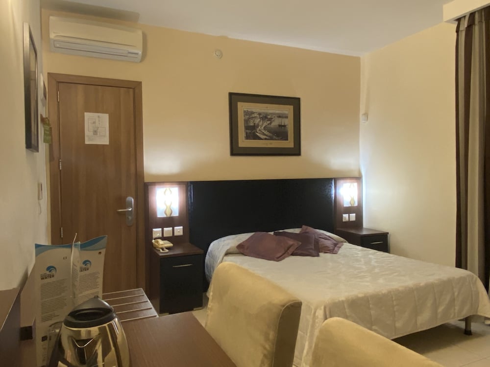 Grand Harbour Hotel 12/45