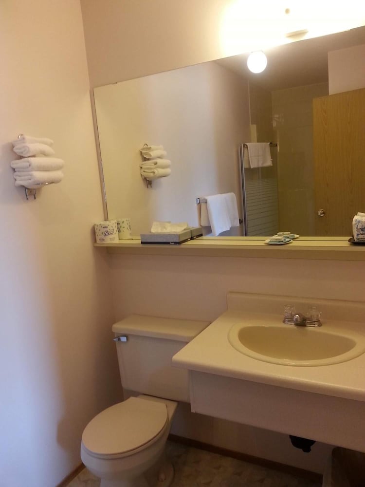 Super 8 by Wyndham Clearwater BC 60/61