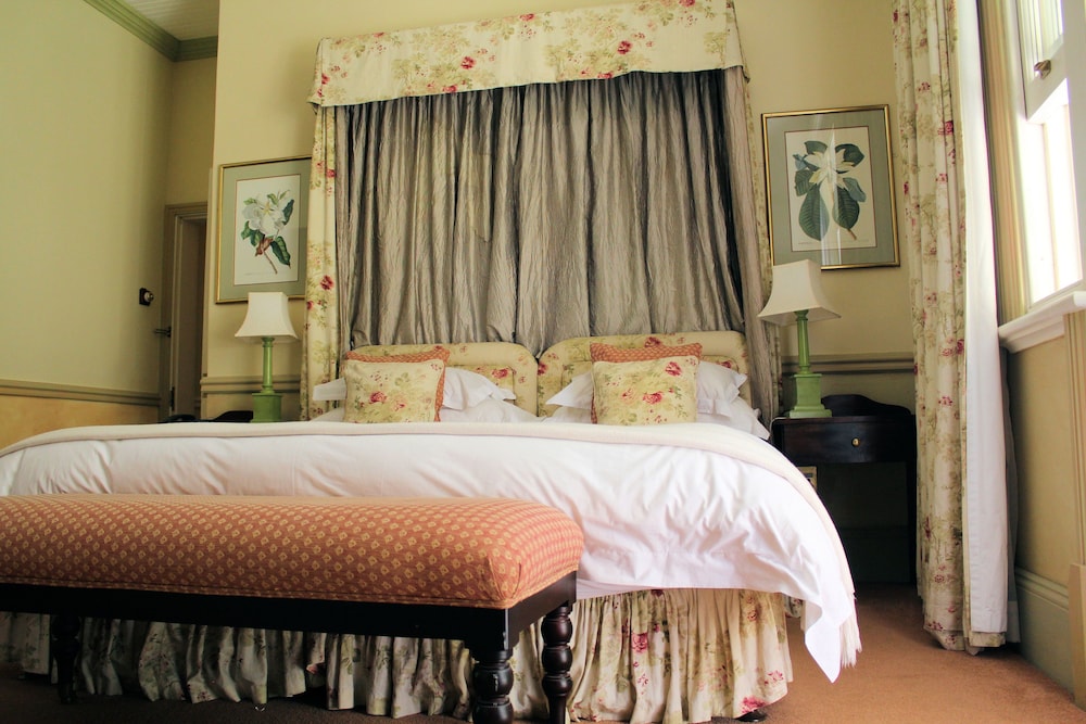 Hacklewood Hill Country House 24/70