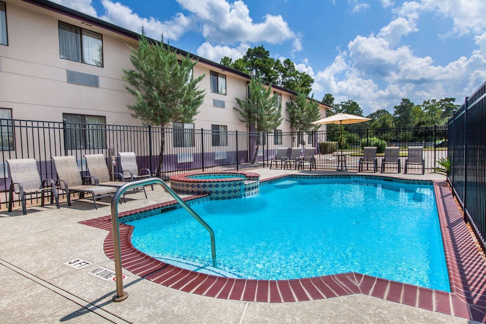 Super 8 by Wyndham Cleveland TX 18/29