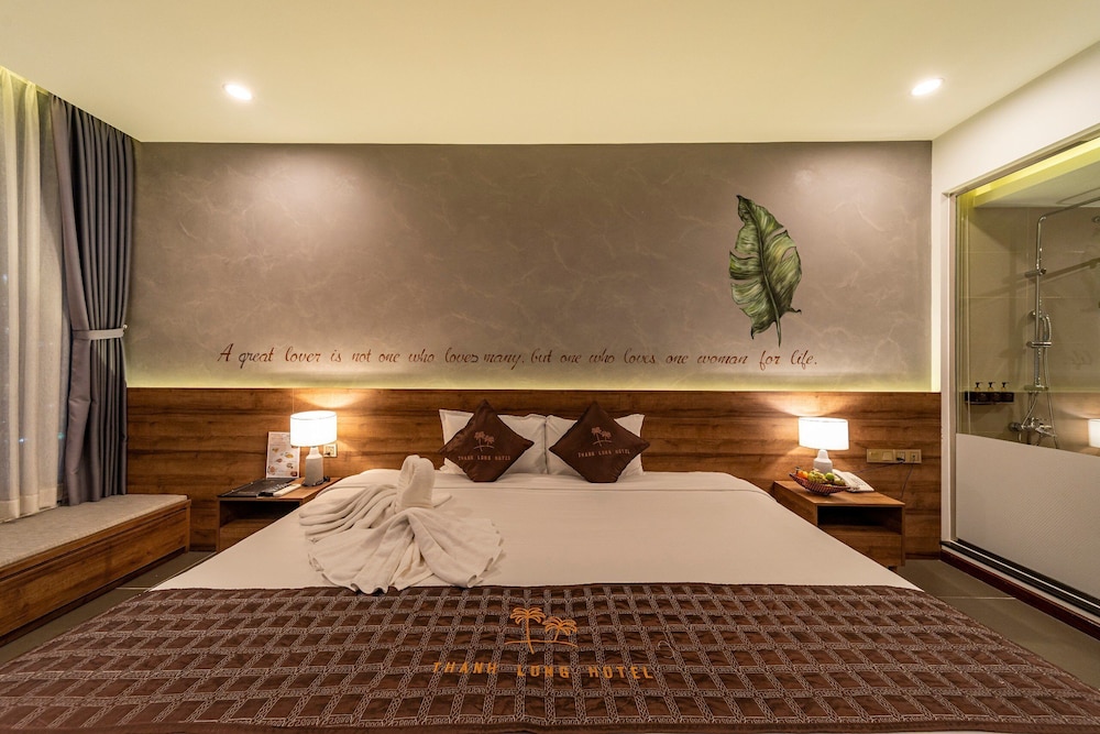 DELUXE, KING BED