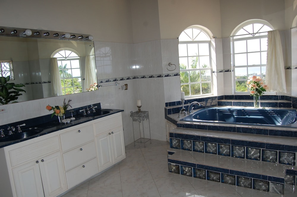 Celebrity Villa Jamaica 17/50