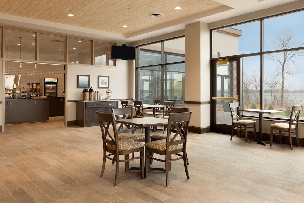 Country Inn and Suites By Radisson Bemidji MN 34/42