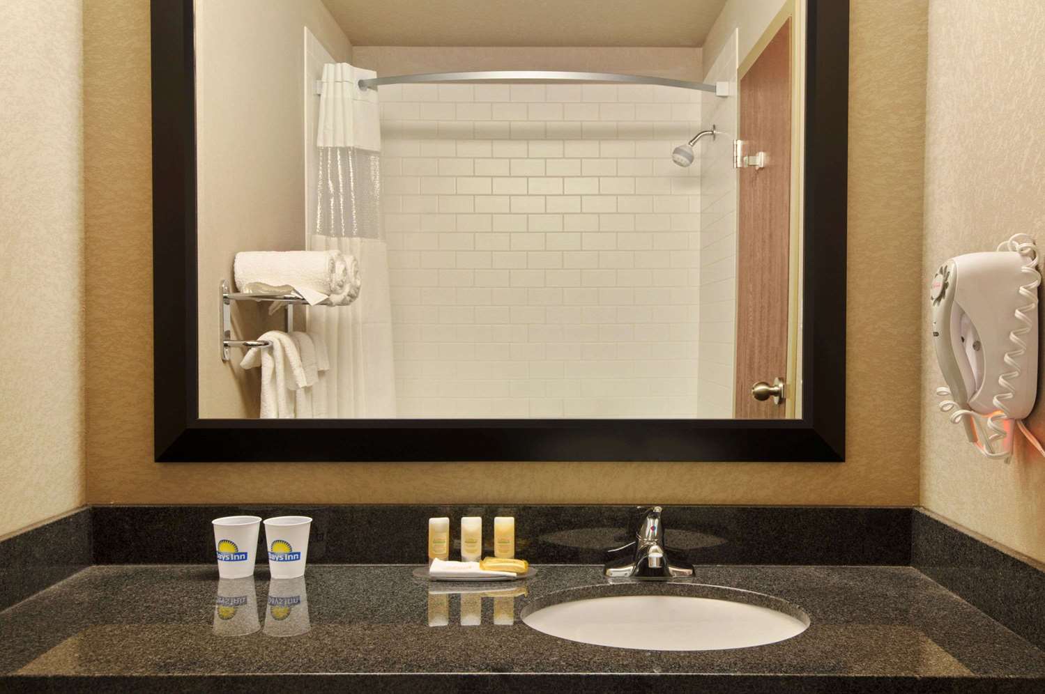 Days Inn by Wyndham Regina Airport West 51/53
