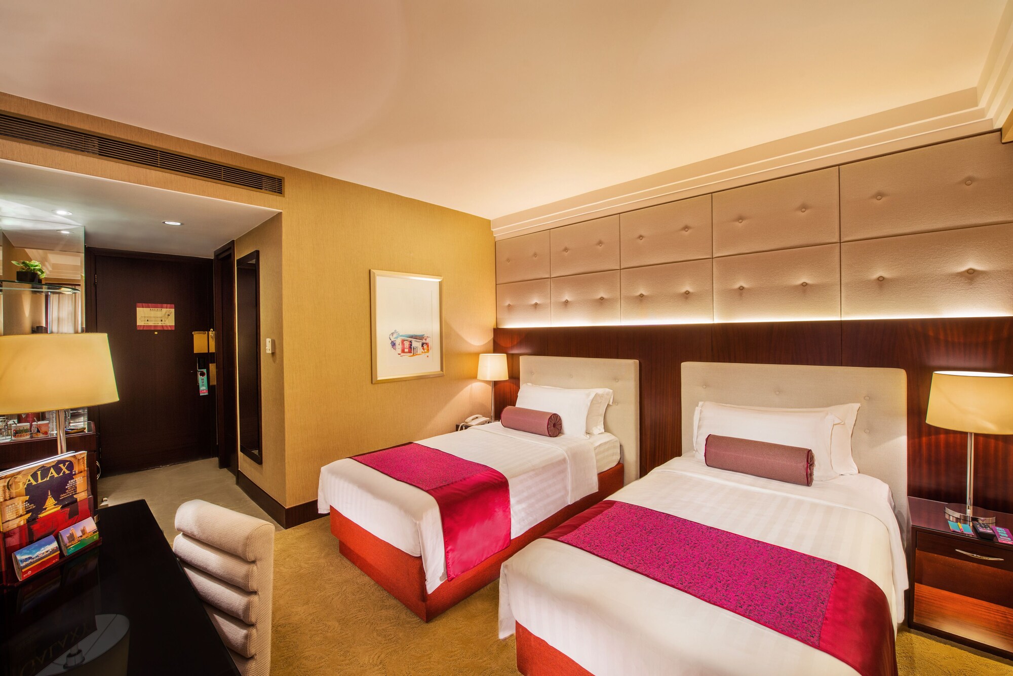 BROADWAY, TWIN BEDS, RIVER VIEW