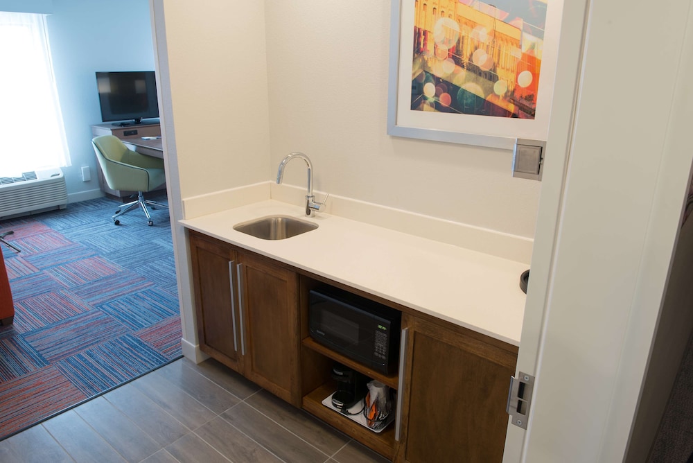 Hampton Inn & Suites Bay City, MI 11/51