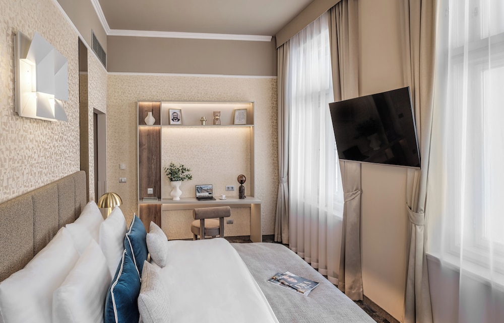 1 BEDROOM, SUPERIOR