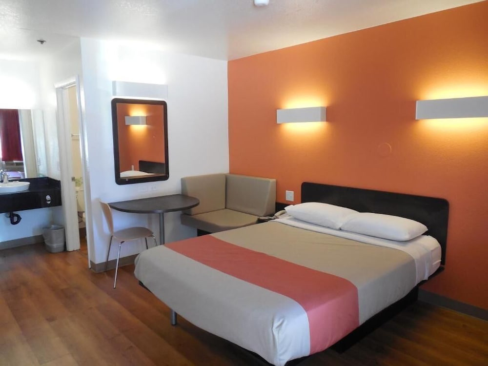 Motel6 Temecula, CA - Historic Old Town 26/62