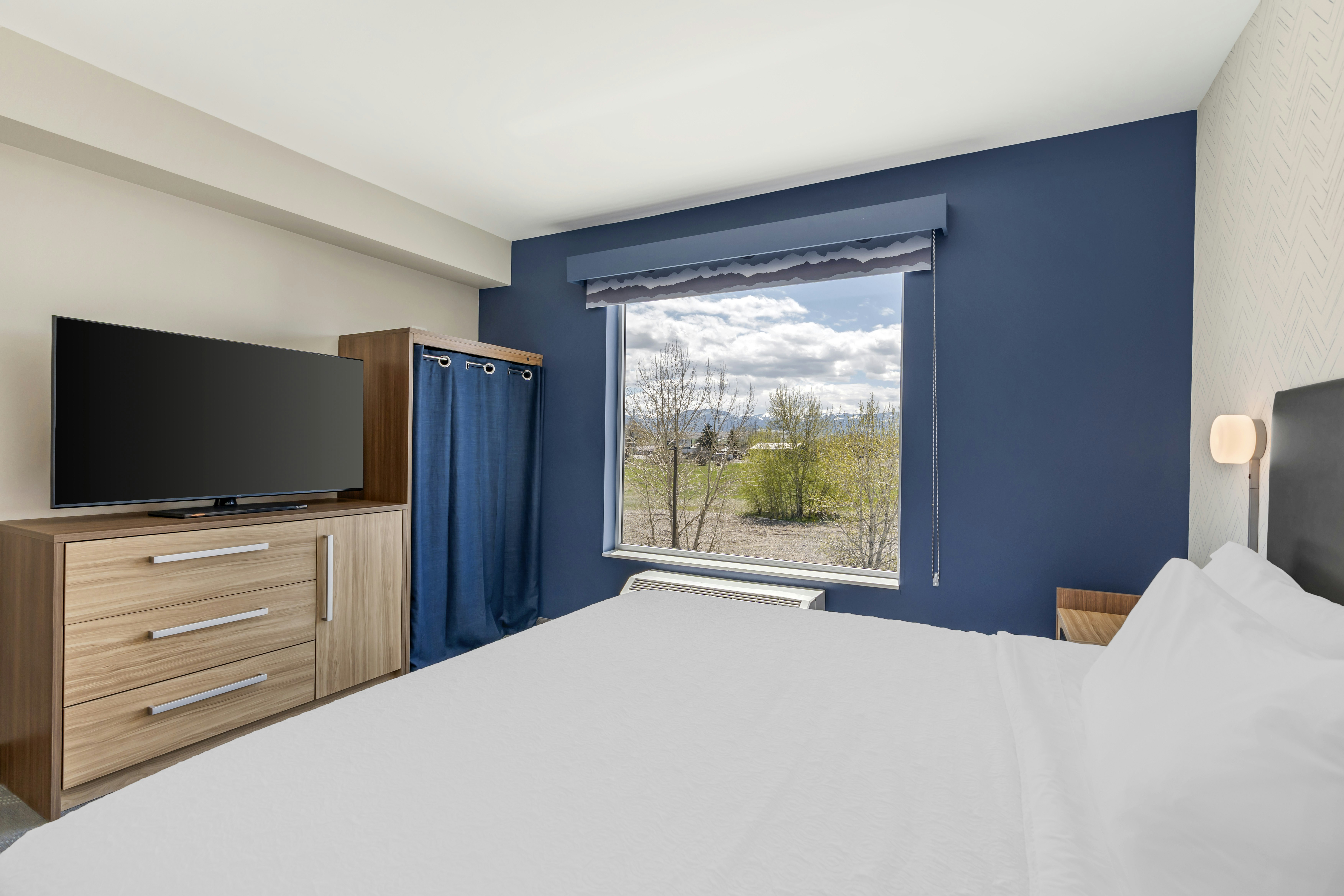 غرفة بسرير كينج بإطلالة على الجبل بغرفة نوم واحدة، Home2 Suites by Hilton Bozeman Four Corners 2/9