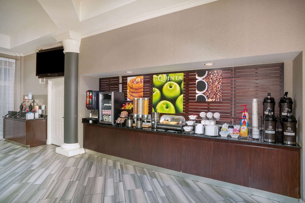 La Quinta Inn Suites St Louis Westport 39/49