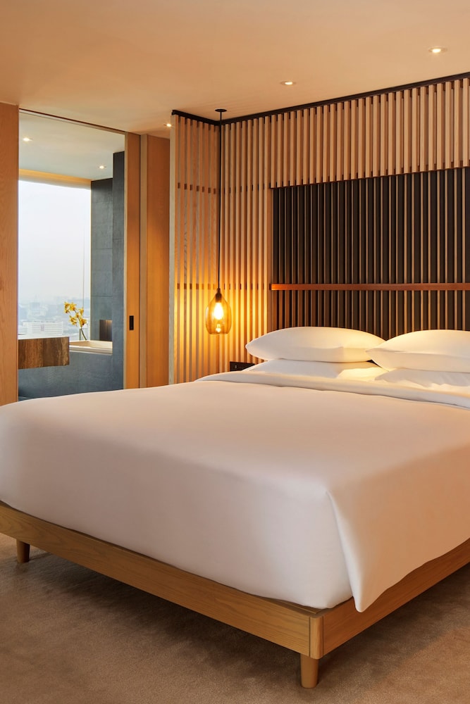 Standard, King Bed, Skyline View