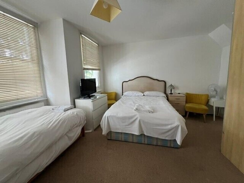غرفة رباعية بسرير مزدوج وسريرين منفصلين، Kew Rooms 3/9