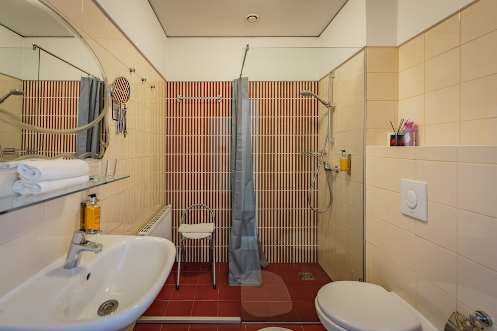 Moon Garden Art Hotel 66/70