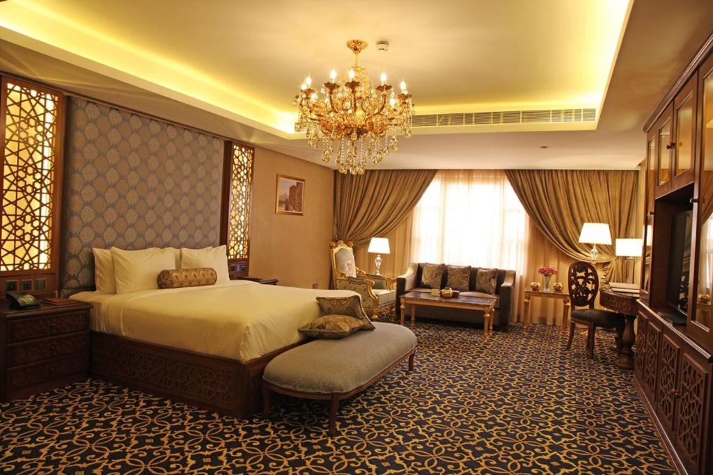 DELUXE, KING BED, BALCONY