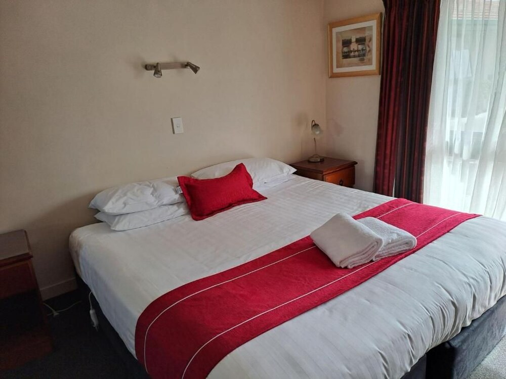 Commodore Motor Lodge 12/58