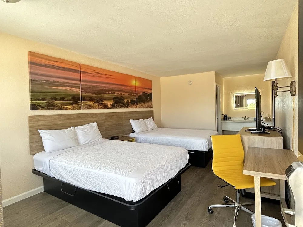 Days Inn by Wyndham Branson Near Theatre District 12/27